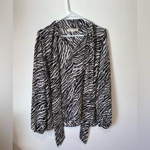Michael Kors Women’s Patterned Blouse. Size: Large
